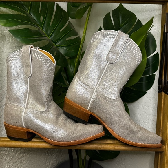 Macie Bean Shoes - Silver Metallic Macie Bean Western Cowgirl Boots (Size 7.5)